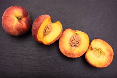 Şeftali yalan üzerine siyah taş mazisi metin için yer