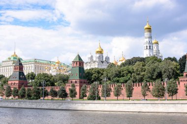Rusya, Moskova - 30 Haziran, 2017:View Nehri, tapınaklar altın kubbe ile Kremlin'in