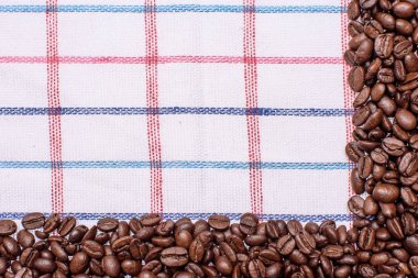 Doku renkli bir havlu, havlu hangi hücresel bir türü belirli bir miktarda kahverengi kahve çekirdekleri yatıyor. Kahve çekirdekleri ile metin için yer bir sürü Üstten Görünüm