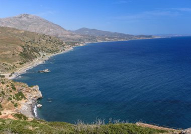 Güzel bir sahil şeridine, metin için yer ile mavi deniz manzarasına