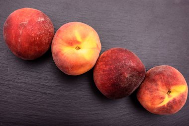 Şeftali yalan üzerine siyah taş mazisi metin için yer