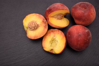 Şeftali yalan üzerine siyah taş mazisi metin için yer