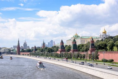 Rusya, Moskova - 30 Haziran, 2017:View Nehri, tapınaklar altın kubbe ile Kremlin'in