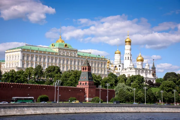 RUSSIA, MOSCOW - June 30, 2017:View of the Kremlin across the river, temples with golden domes — Stock Photo, Image