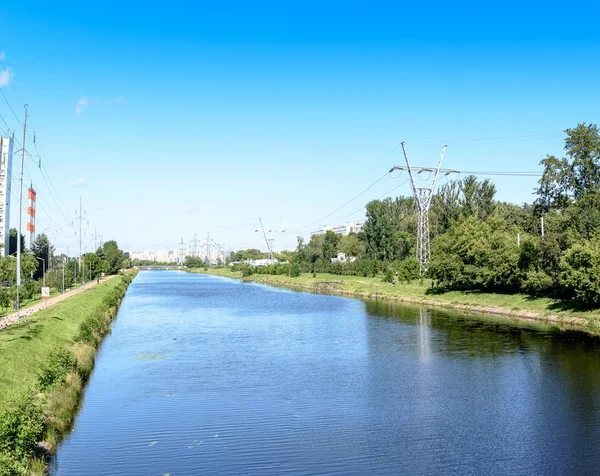 Río ciudad con vistas a las casas — Foto de Stock