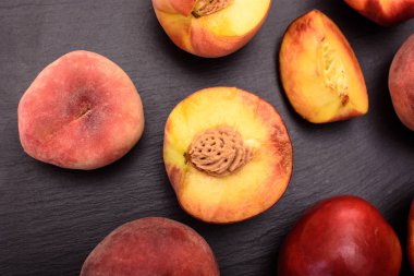 Şeftali yalan üzerine siyah taş mazisi metin için yer