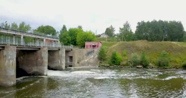 köyde mini hidro istasyonunüstten görünümü