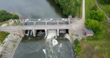 köyde mini hidro istasyonunüstten görünümü