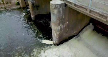 köyde mini hidro istasyonunüstten görünümü