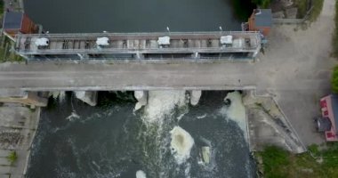 köyde mini hidro istasyonunüstten görünümü