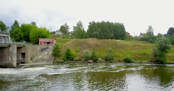 Vista desde la parte superior de la mini estación hidroeléctrica en el pueblo — Vídeo de stock
