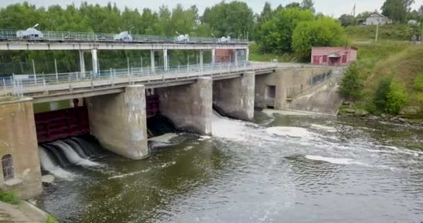 Widok z góry Mini elektrowni wodnej w wiosce — Wideo stockowe