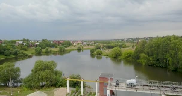 Pohled z vrcholu minihydroelektrárny ve vesnici — Stock video
