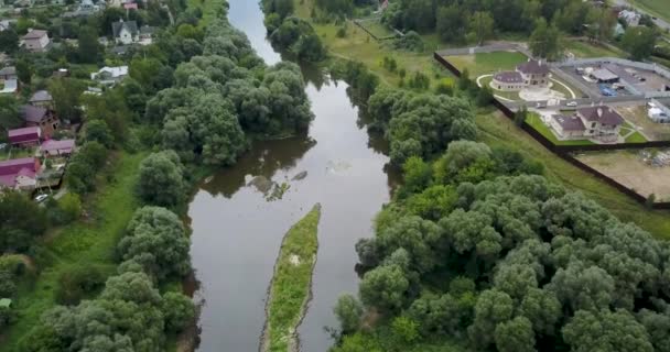 Pohled z vrcholu minihydroelektrárny ve vesnici — Stock video