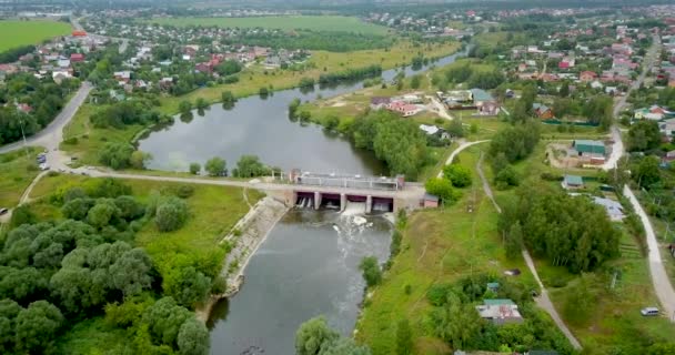 Blick von der Spitze des Mini-Wasserkraftwerks im Dorf — Stockvideo