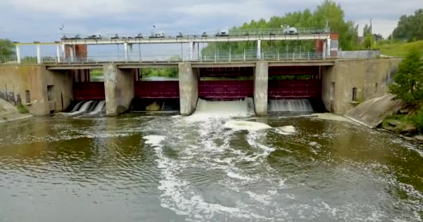 Vue du haut de la mini-centrale hydroélectrique dans le village — Video