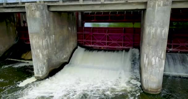 Uitzicht vanaf de top van het mini-hydro-station in het dorp — Stockvideo