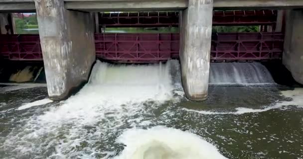 Vue du haut de la mini-centrale hydroélectrique dans le village — Video