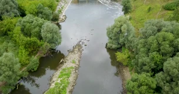 Blick von der Spitze des Mini-Wasserkraftwerks im Dorf — Stockvideo