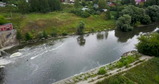 Blick von der Spitze des Mini-Wasserkraftwerks im Dorf — Stockvideo