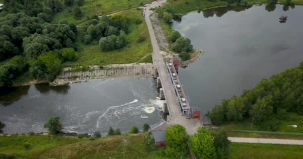 Blick von der Spitze des Mini-Wasserkraftwerks im Dorf — Stockvideo