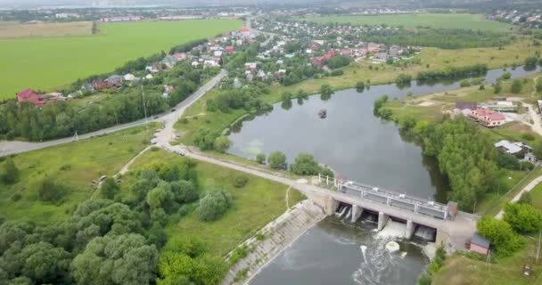 Blick von der Spitze des Mini-Wasserkraftwerks im Dorf — Stockvideo