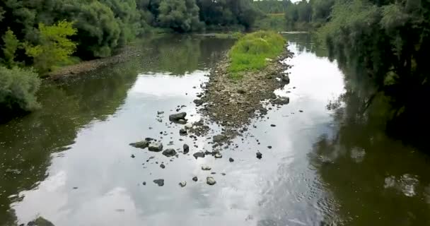 Blick von der Spitze des Mini-Wasserkraftwerks im Dorf — Stockvideo