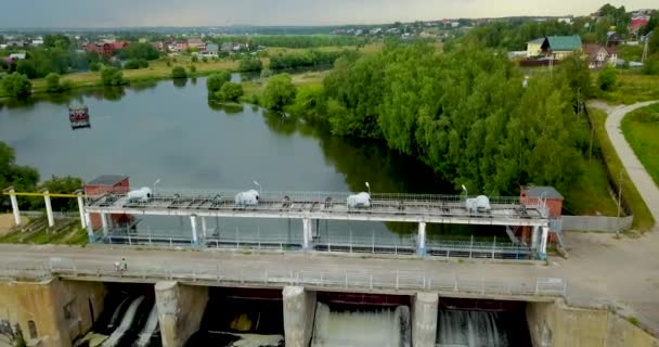 Вид з вершини міні-гідростанції в селі — стокове відео