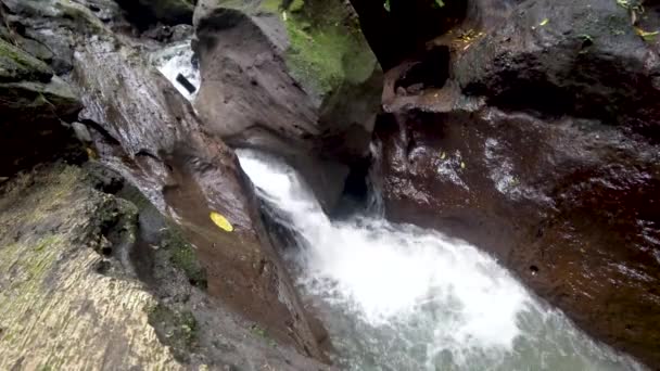 Krásné kaskádové vodopád — Stock video