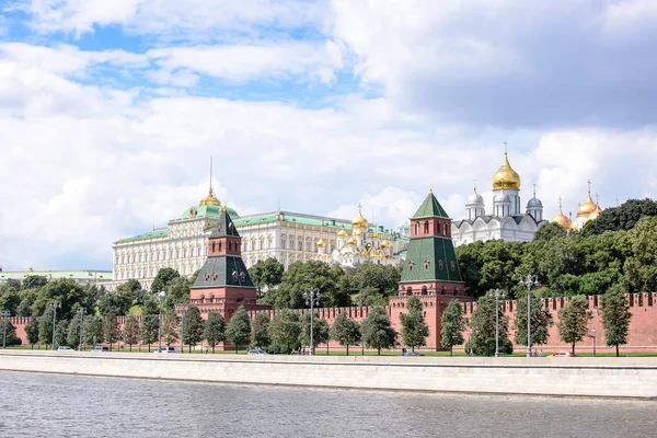 Rusya, Moskova - 30 Haziran, 2017:View Nehri, tapınaklar altın kubbe ile Kremlin'in