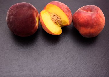 Şeftali yalan üzerine siyah taş mazisi metin için yer