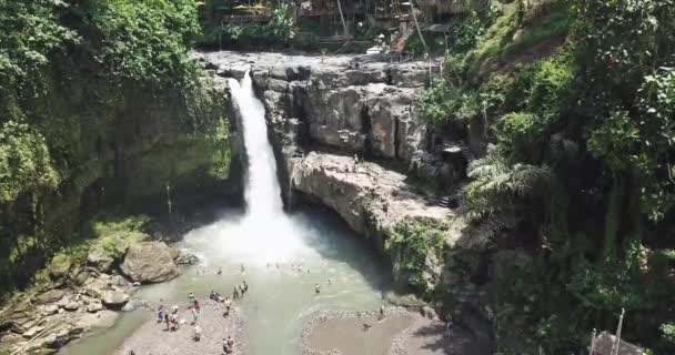Красивый каскадный водопад, желающий Бали Индонезии , — стоковое видео