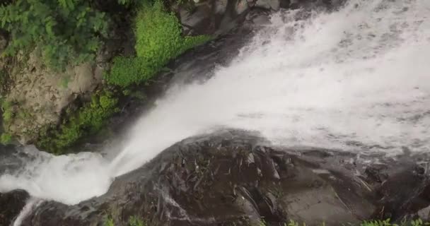 Vackra kaskad vattenfall, önskar Bali Indonesien, — Stockvideo