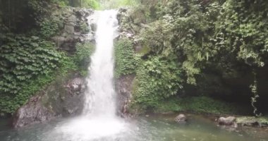 Bali güzel küçük basamaklı şelale