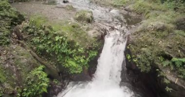 Bali güzel küçük basamaklı şelale