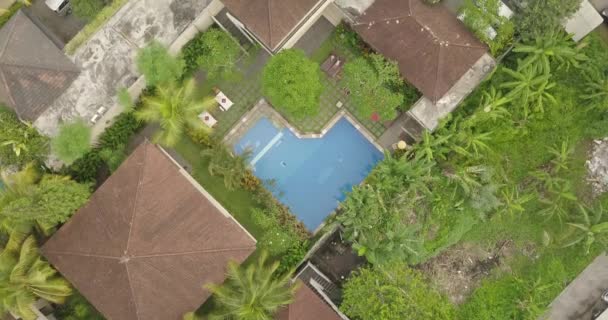 Blick von oben auf Wohnhäuser in Bali — Stockvideo