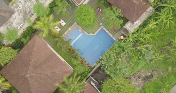 Blick von oben auf Wohnhäuser in Bali — Stockvideo