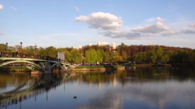 Tsaritsyno parkta bir yaya köprüsü ile gölet güzel görünümü,