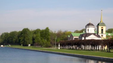 Parkta ve şapelde gölün güzel manzarası