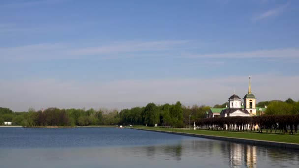 Hermosa vista del lago en el parque y la capilla — Vídeo de stock