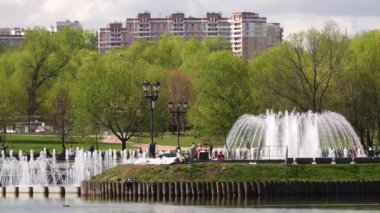 Parkta gölün güzel görünümü, Avrupa,