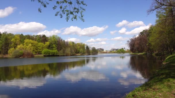 Krásný výhled na jezero v parku, Evropa, — Stock video