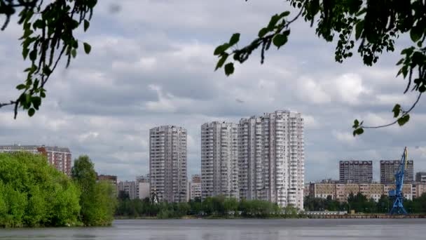 Красивий вид на міську набережну, 4k відео — стокове відео