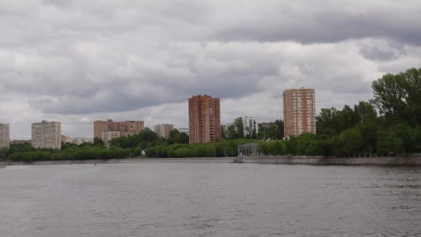 Prachtig uitzicht op de stad Embankment, 4k video — Stockvideo