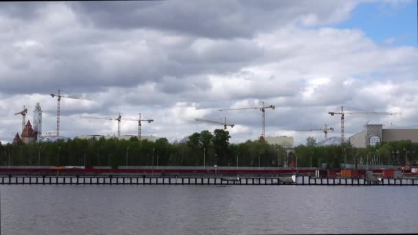 Prachtig uitzicht op de stad Embankment, 4k video — Stockvideo