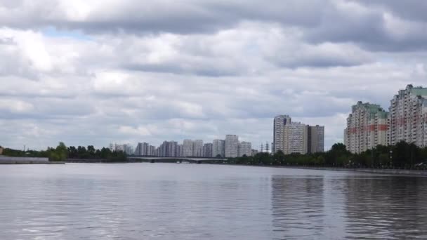 Hermosa vista del terraplén de la ciudad, video de 4k — Vídeo de stock