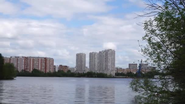 Prachtig uitzicht op de stad Embankment, 4k video — Stockvideo