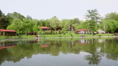 Çardak ile balıkçılık gölet güzel görünümü, 4k video