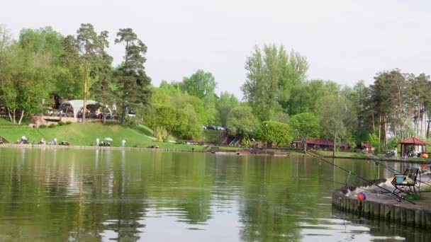 Vacker utsikt över fiske dammen med lusthus, 4K video — Stockvideo