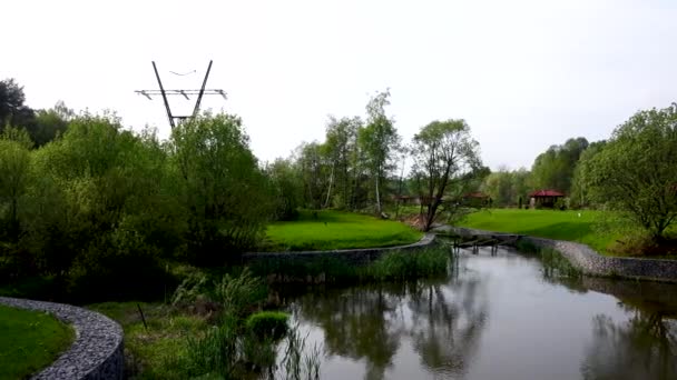 Vacker utsikt över fiske dammen med lusthus, 4K video — Stockvideo